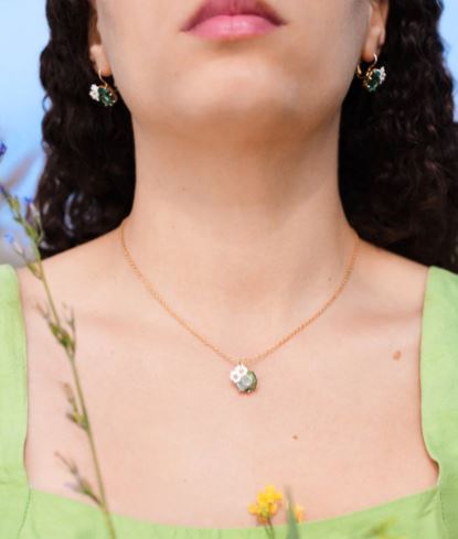 PARTERRE DE MARGUERITES PENDANT NECKLACE