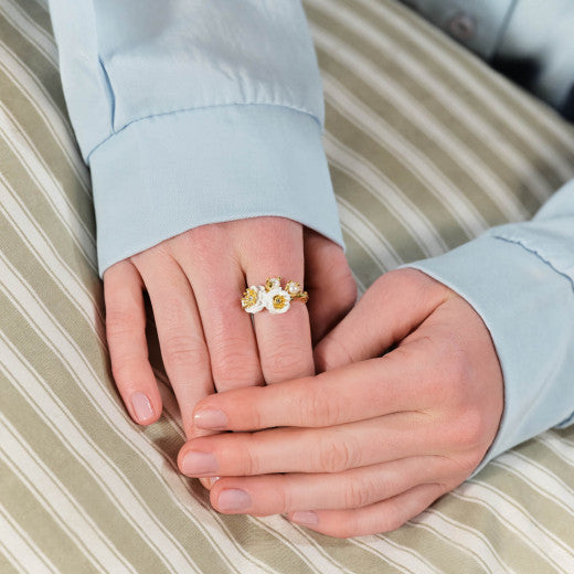 WHITE ROSES AND PEARL RING