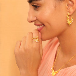 HONEYCOMBS AND BEE AJUSTABLE RING