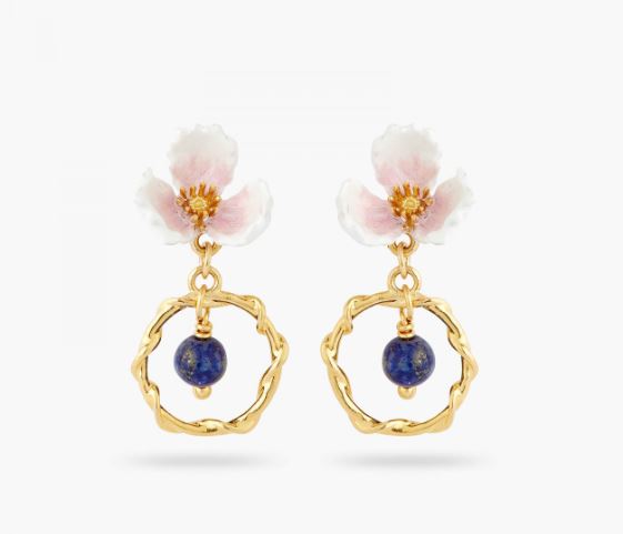 WHITE FLOWER AND LAPIS LAZULI HOOP EARRINGS
