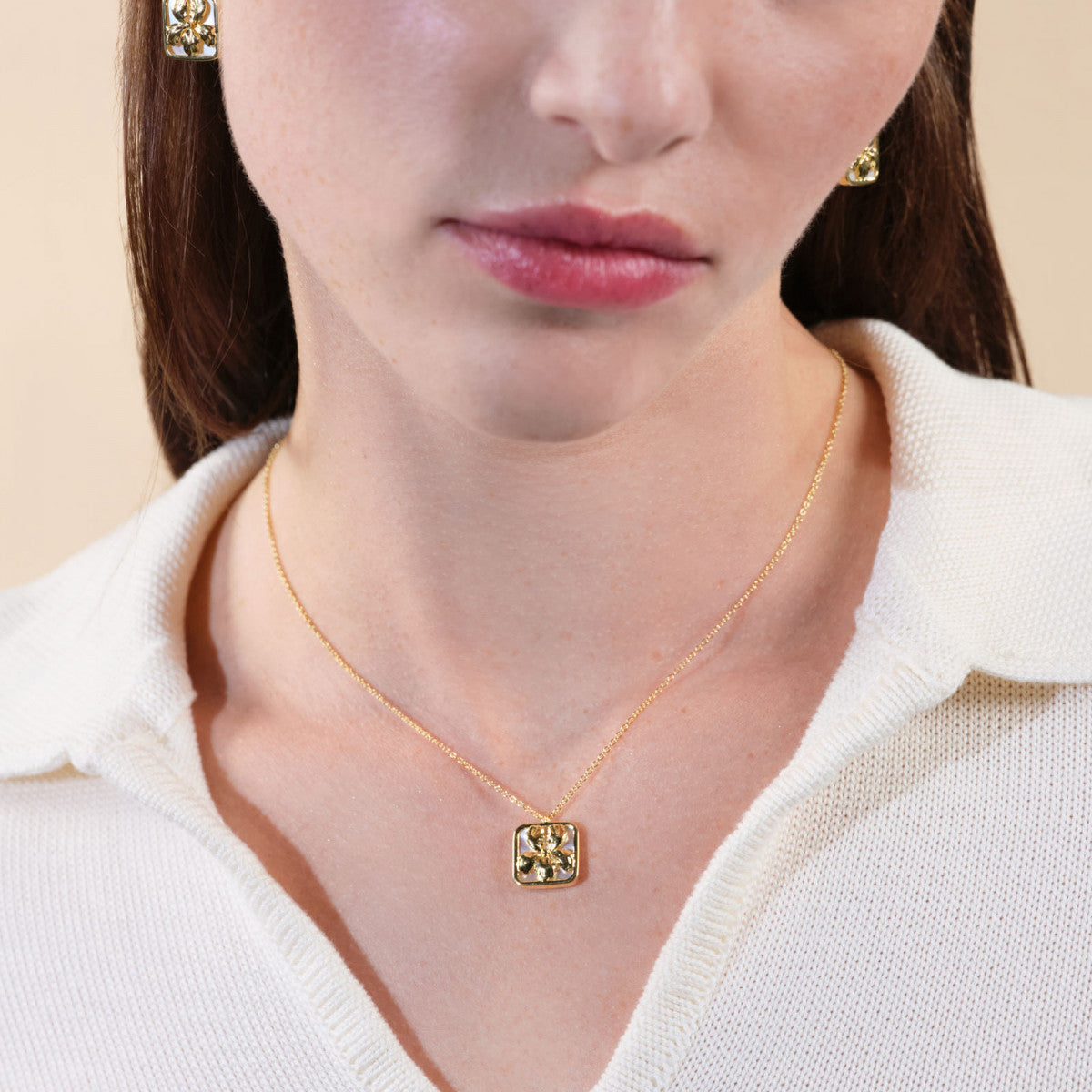 IRIS ON MOTHER OF PEARL PLATE PENDANT NECKLACE