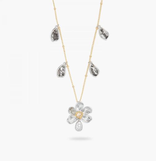 DAISY AND ENGRAVED PETAL PENDANT NECKLACE