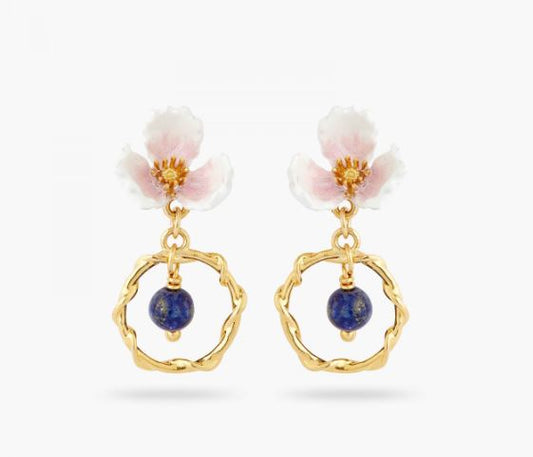 WHITE FLOWER AND LAPIS LAZULI HOOP EARRINGS